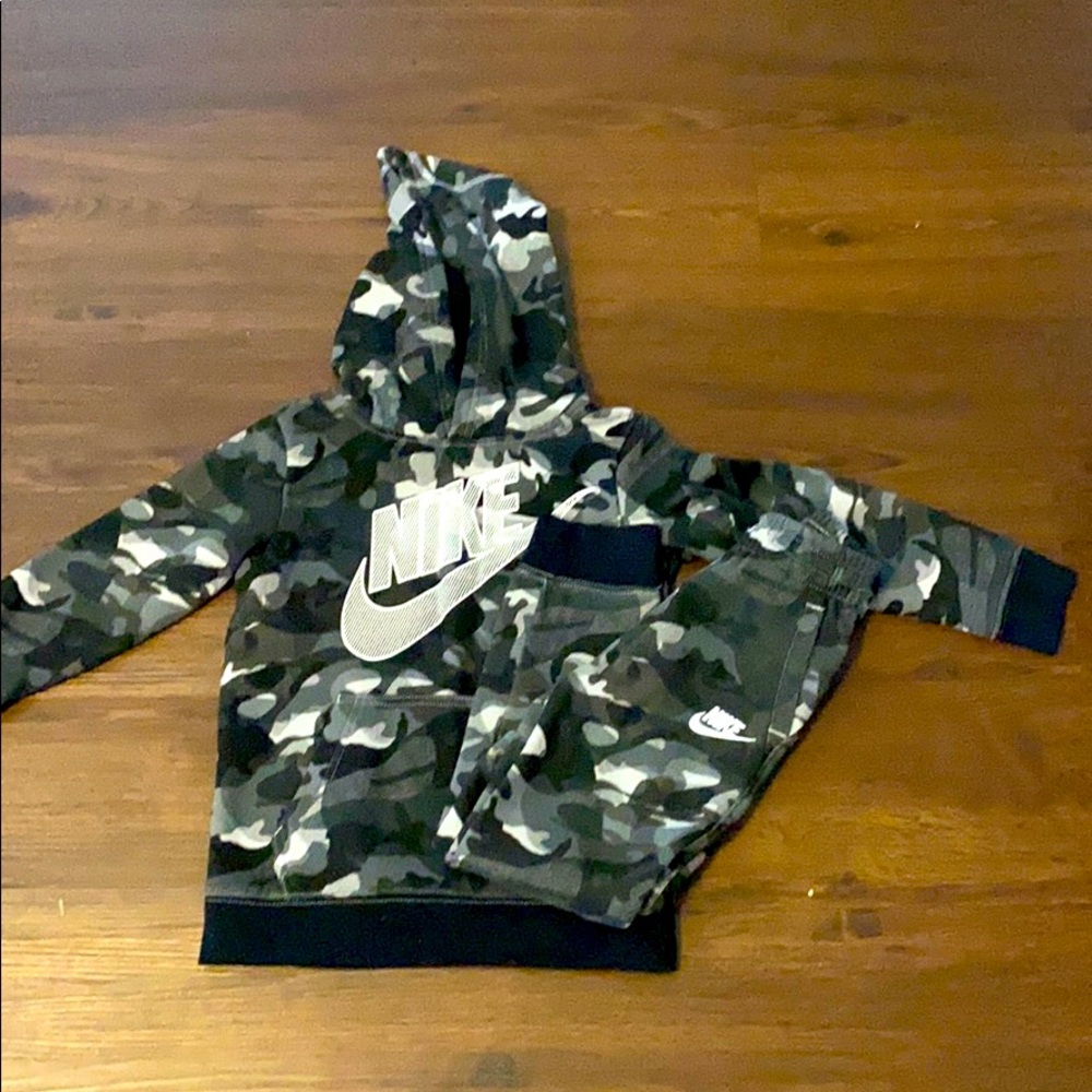 Boys Nike Sweat Suit